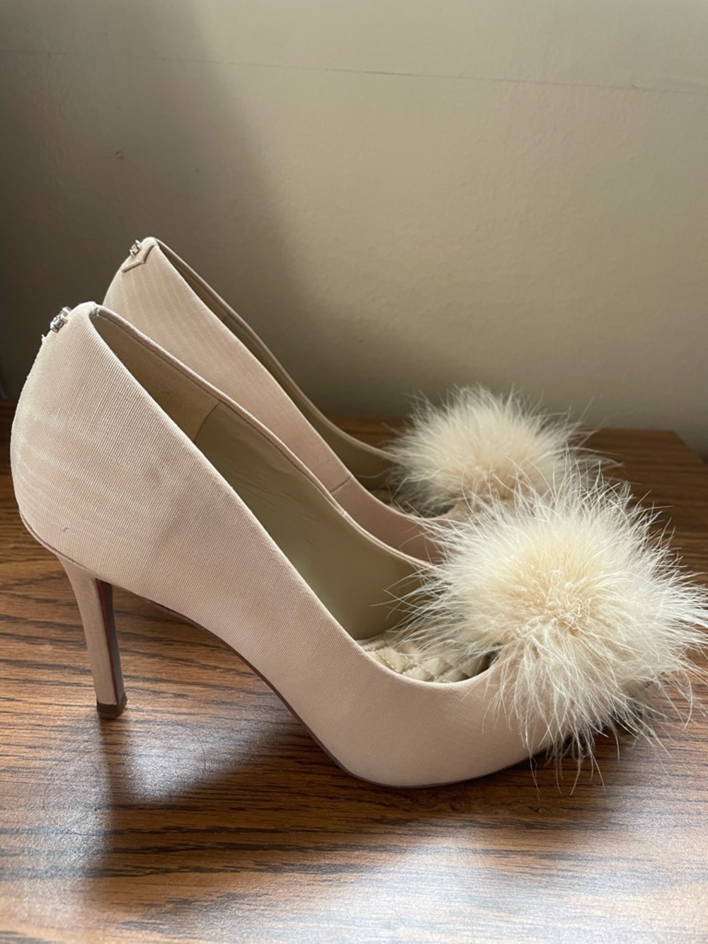 Sam Edelman Faux Fur Pom Ball Honey Sand Hazel Plush Pump Heels Size 7.5 - Picture 4 of 8